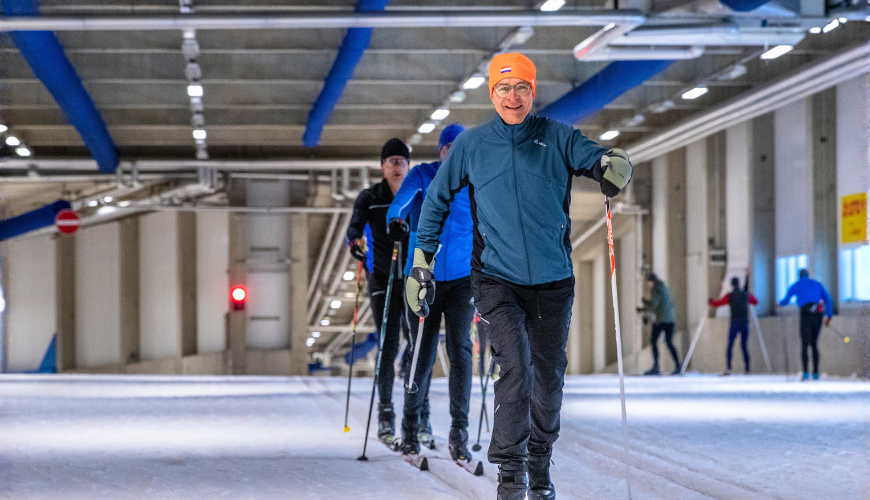 Drie langlaufers in de sneeuwhal in Oberhof