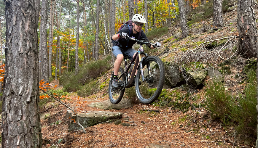 Een MTBér op de Pfalzerwald trails