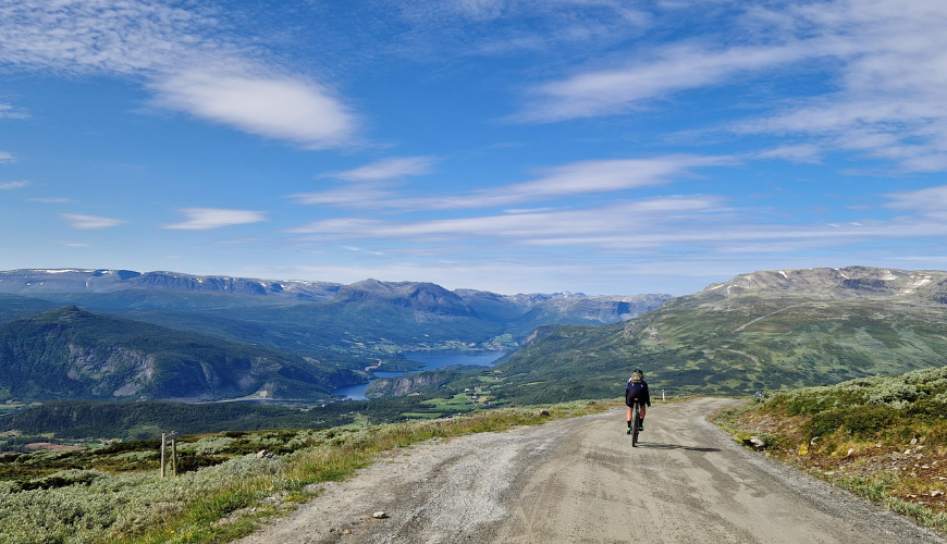 Een enkele gravelbiker die uitkijkt over het schitterende Noorse landschap