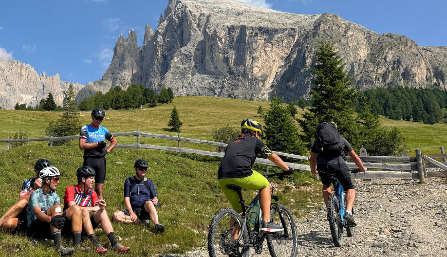 Een mountainbiker neemt zijn zoon mee op sleeptouw