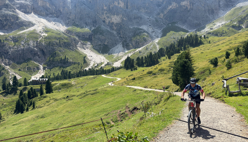 Een klim tijdens de Sella360 MTB reis