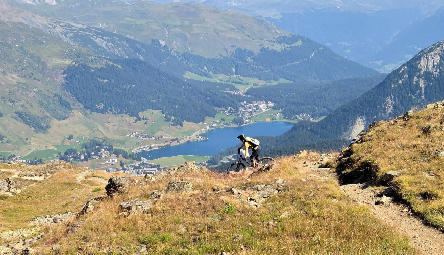 Een mountainbiker met een Zwitsers dal op de achtergrond