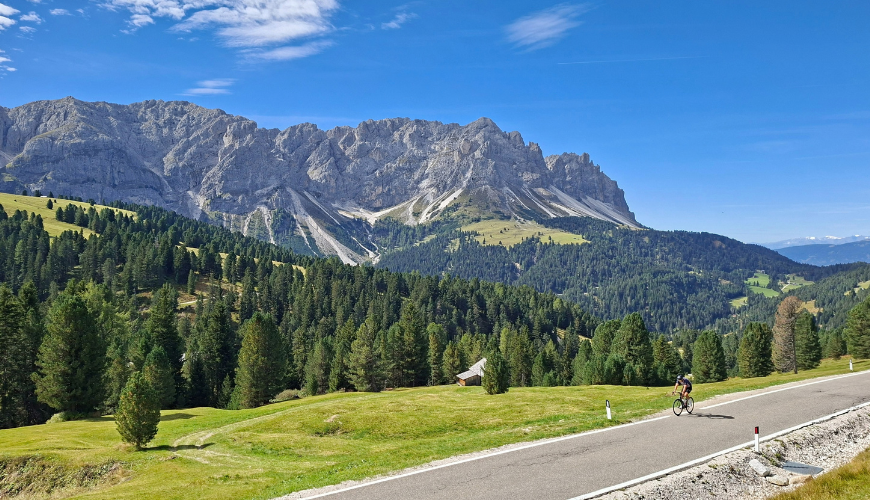 Een racefietser voor het Dachstein massief