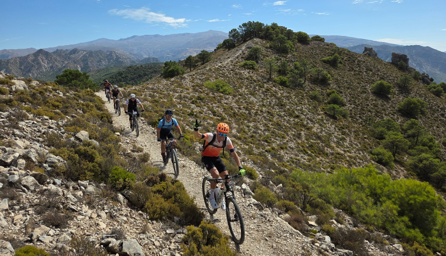 Vasa gids Rick begeleid een groep over een Spaanse trail