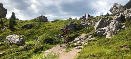 mtb transalp afdalen dolomieten