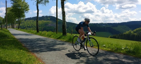 racefiets-wielren-weekend-duitsland-sauerland-clinic-les-klimmen-dalen