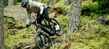 MTB'er op een trail met MIPS helm op