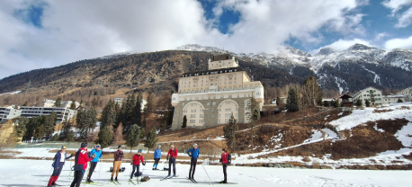 Groep langlaufers die in het Engadin staan op de ski's