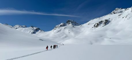 Een groep tourskiers die door het Silvretta gebergte lopen