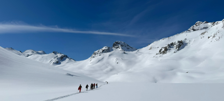 Een groep tourskiers die door het Silvretta gebergte lopen