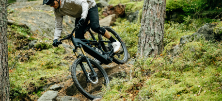 MTB'er op een trail met MIPS helm op