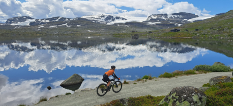 Een gravelbiker in Noorwegen