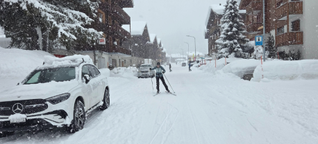 Een langlaufer die midden door Obergoms skied