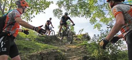 Twee Vasa Sport gidsen die aanwijzingen geven aan een MTB'er