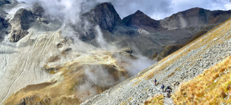 Drie mountainbikers in de Alpen