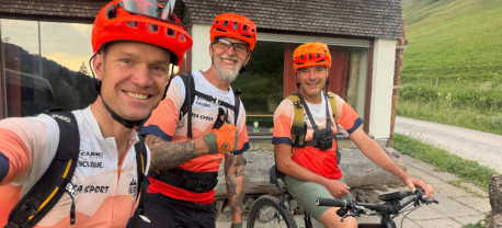 Selfie van drie Vasa Sport gidsen op verkenning
