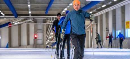 Drie langlaufers in de sneeuwhal in Oberhof