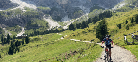 Een klim tijdens de Sella360 MTB reis