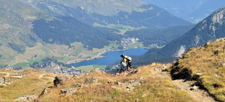 Een mountainbiker met een Zwitsers dal op de achtergrond