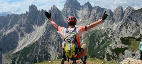 Vasa Gids Eugene poserend op een berg