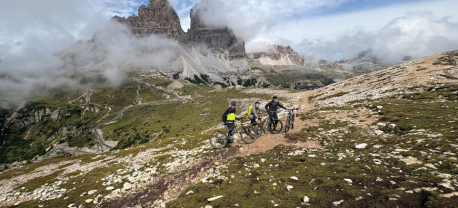 Drie mountainbikers poserend voor de Tre Cime