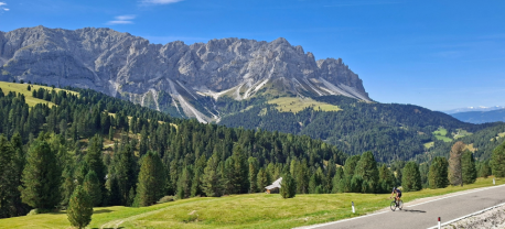 Een racefietser voor het Dachstein massief