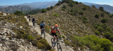 Vasa gids Rick begeleid een groep over een Spaanse trail