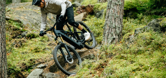 MTB'er op een trail met MIPS helm op