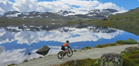 Een gravelbiker in Noorwegen