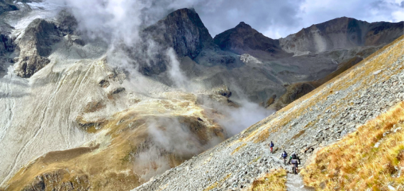 Drie mountainbikers in de Alpen