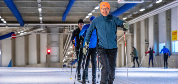 Drie langlaufers in de sneeuwhal in Oberhof