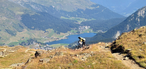 Een mountainbiker met een Zwitsers dal op de achtergrond