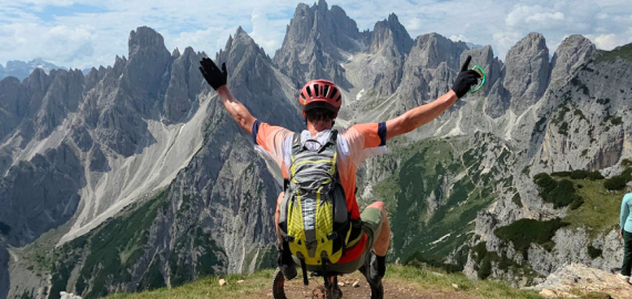 Vasa Gids Eugene poserend op een berg