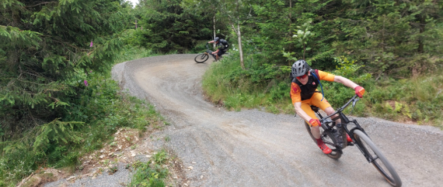 Twee mountainbikers die over de trails van het Sauerland fietsen. 