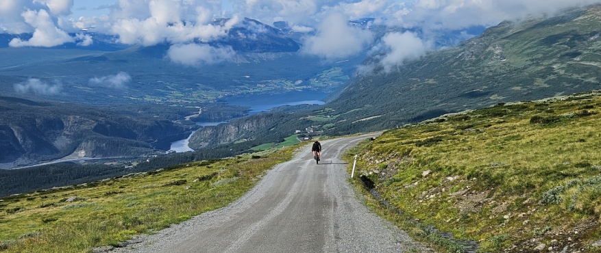 Een gravelaar in Noorwegen met een fjord op de achtergrond