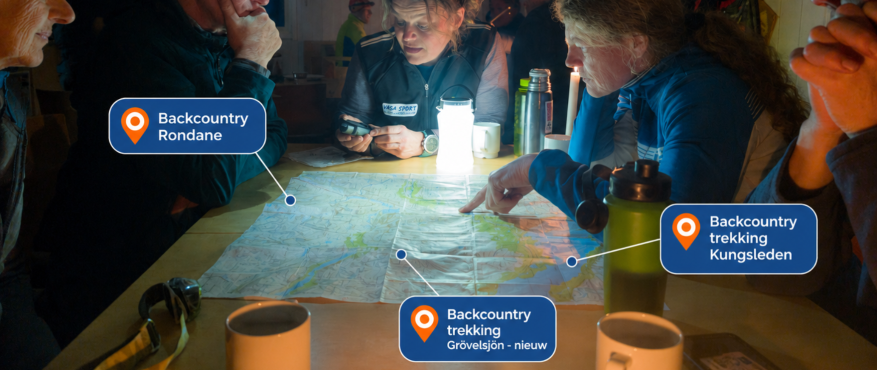 Vijf backcountry langlaufers in een hut